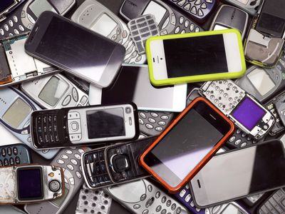 Old cell phones piled on top of each other