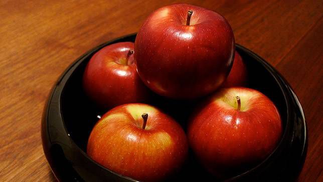 Empire apples on a black plate