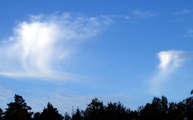 Altocumulus clouds with virga features