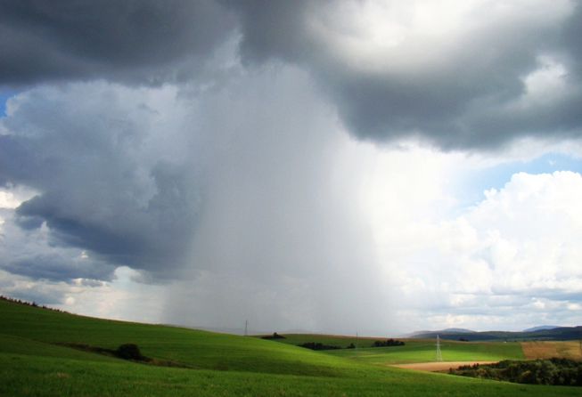 Praecipitatio features along the bottom of a cloud