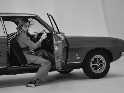 model in Viscose pants suit