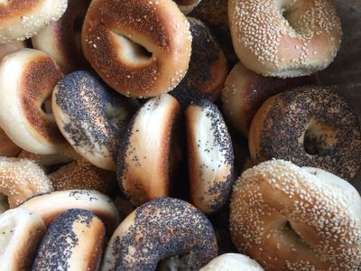 pile of poppyseed and sesame bagels clustered together